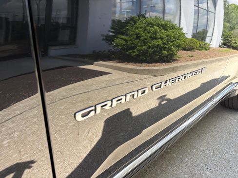 Used 2024 Jeep Grand Cherokee L Summit AWD/4WD image 8