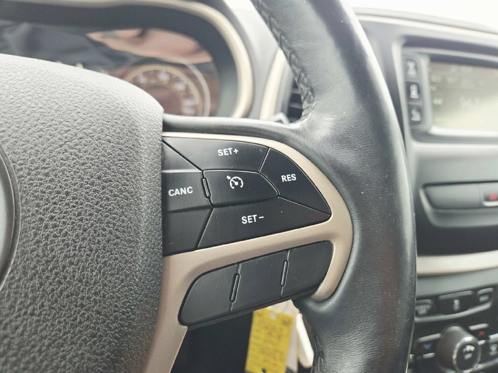 Used 2018 Jeep Cherokee Latitude w/ Cold Weather Group AWD/4WD image 20