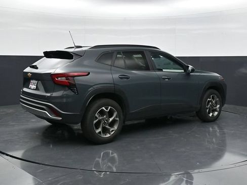 Used 2025 Chevrolet Trax LT w/ LT Convenience Package FWD image 2