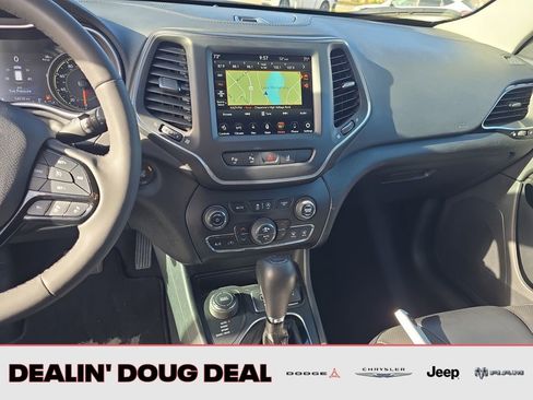 Used 2023 Jeep Cherokee Altitude Lux image 18