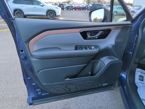 Used 2025 Subaru Forester Sport image 14