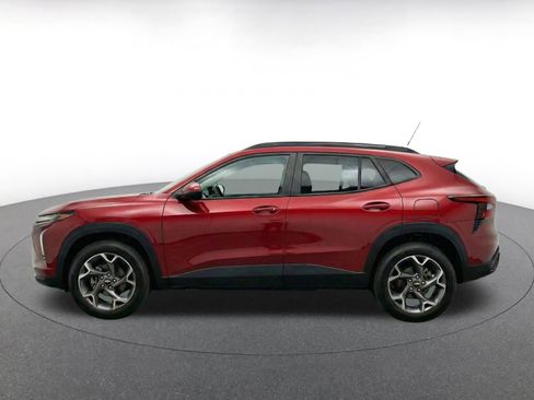 Used 2025 Chevrolet Trax LT FWD image 4