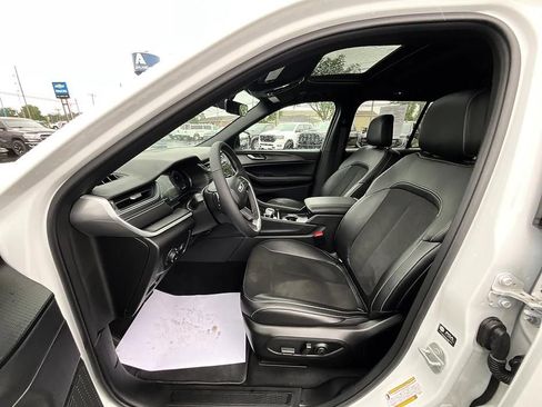 Used 2025 Jeep Grand Cherokee Altitude AWD/4WD image 17