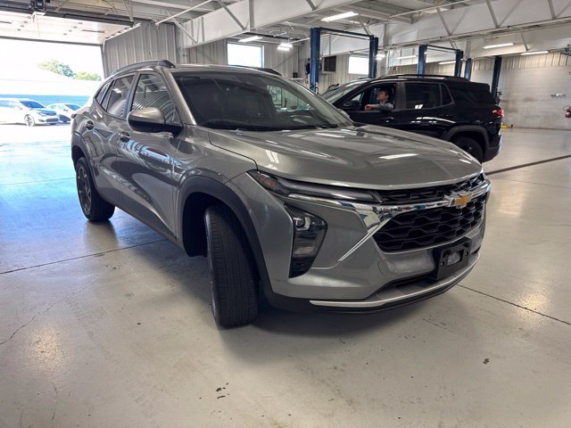 Used 2025 Chevrolet Trax LT FWD image 26