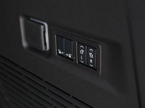 Used 2026 Chevrolet Suburban High Country image 28