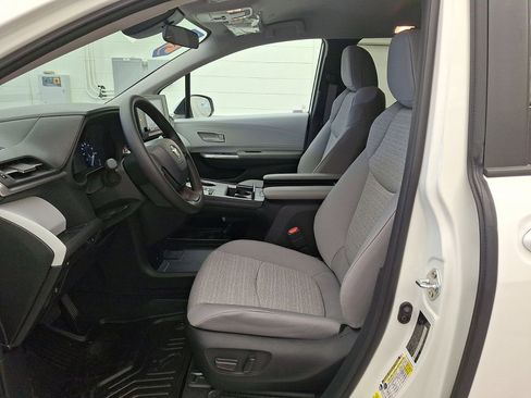 Used 2025 Toyota Sienna LE image 11