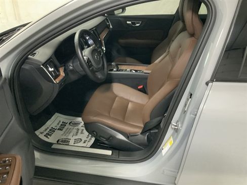 Used 2025 Volvo V60 B5 Cross Country Plus AWD/4WD image 32