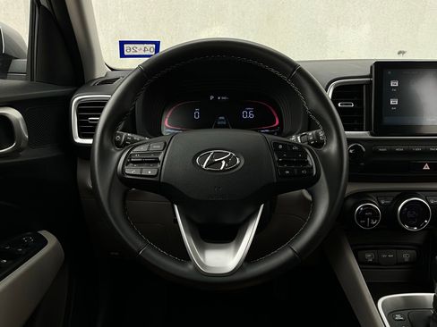 Used 2025 Hyundai Venue SEL image 32
