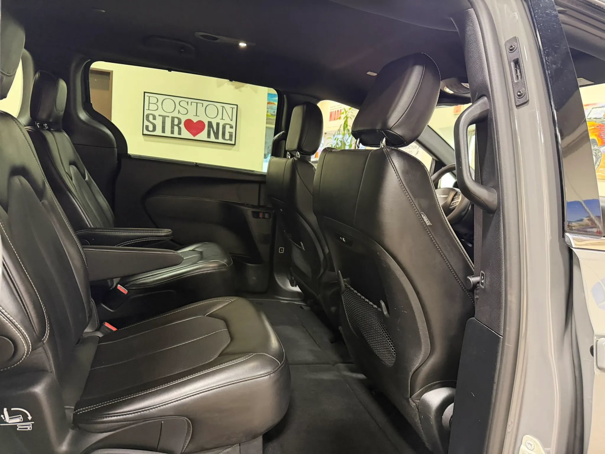 Used 2025 Chrysler Pacifica Select FWD image 32