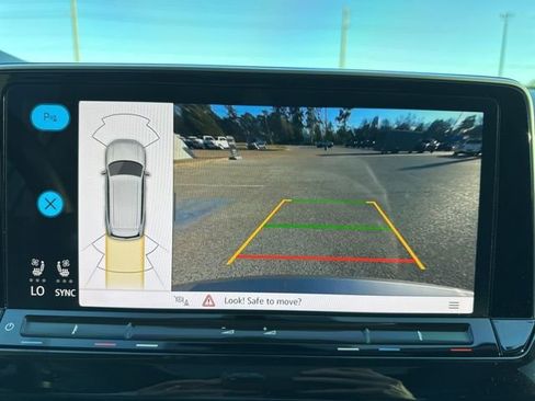 Used 2024 Volkswagen Atlas SE image 16