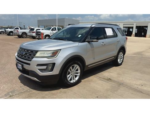 Used 2016 Ford Explorer XLT w/ Equipment Group 201A FWD image 4