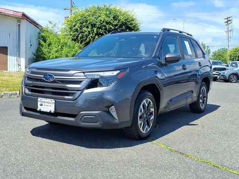 Used 2025 Subaru Forester Premium AWD/4WD image 3