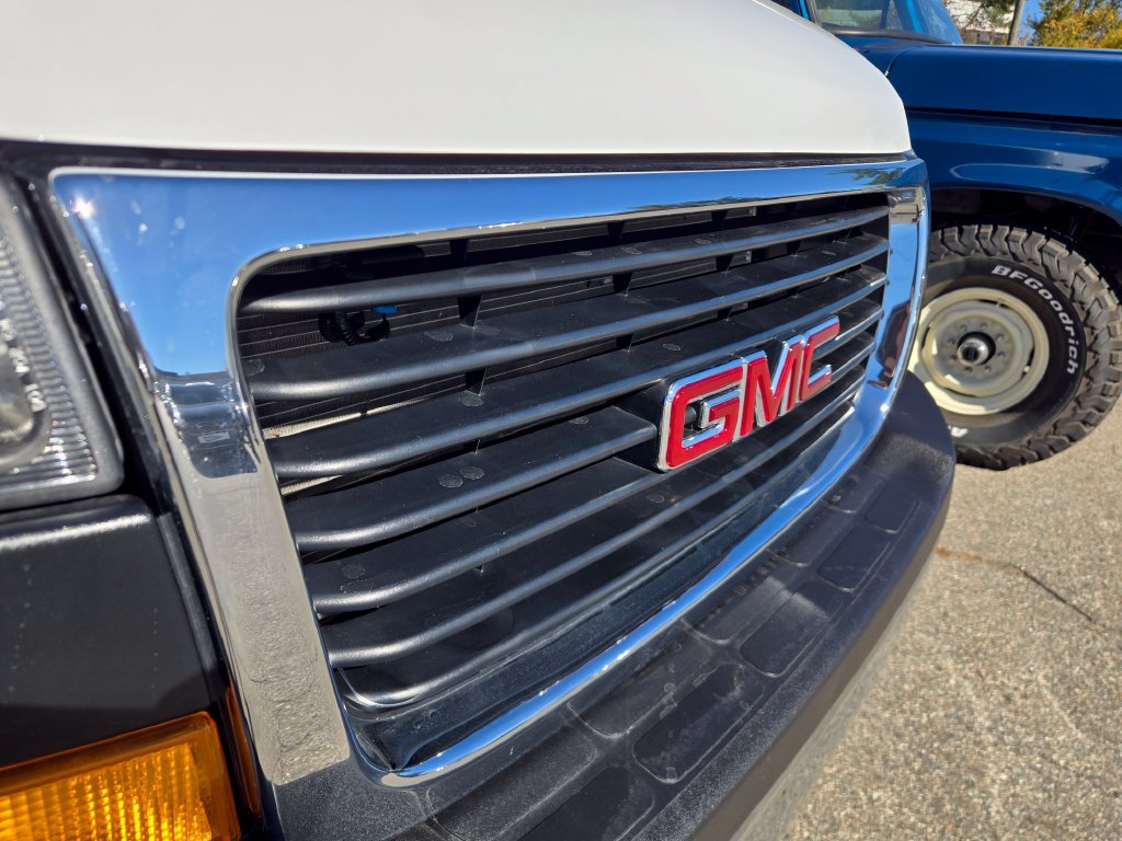 Used 2025 GMC Savana 2500 w/ Driver Convenience Package RWD image 3