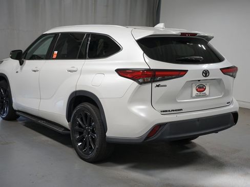 Used 2022 Toyota Highlander XLE FWD image 6