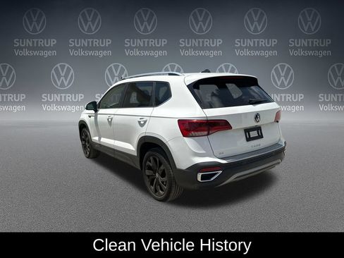 Used 2023 Volkswagen Taos SE w/ Panoramic Sunroof Package FWD image 4