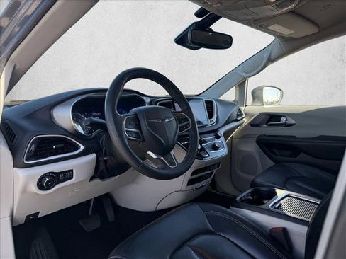 Used 2022 Chrysler Pacifica Touring-L FWD image 10