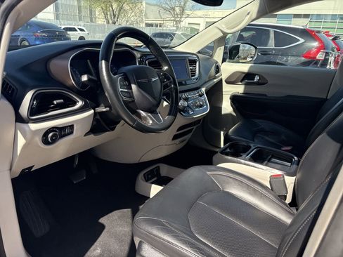 Used 2019 Chrysler Pacifica Touring-L image 10