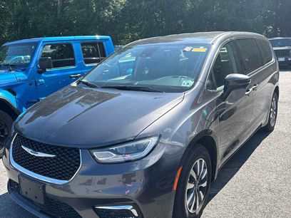 Used 2023 Chrysler Pacifica Touring-L w/ Uconnect Theater Family Group