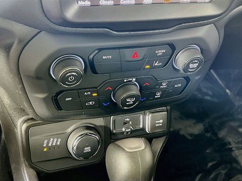 Used 2023 Jeep Renegade Altitude w/ Sun/Sound Group AWD/4WD image 16
