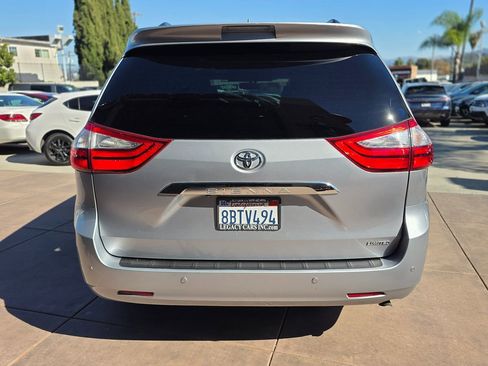 Used 2017 Toyota Sienna Limited Premium image 12