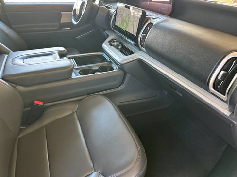 Used 2025 Ford Expedition Active AWD/4WD image 18