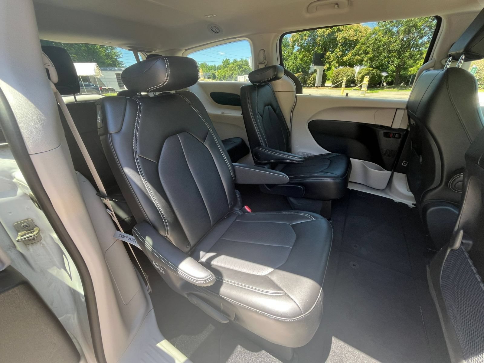 Used 2024 Chrysler Pacifica Touring-L FWD image 40