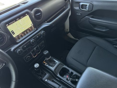 Used 2022 Jeep Gladiator Sport AWD/4WD image 16