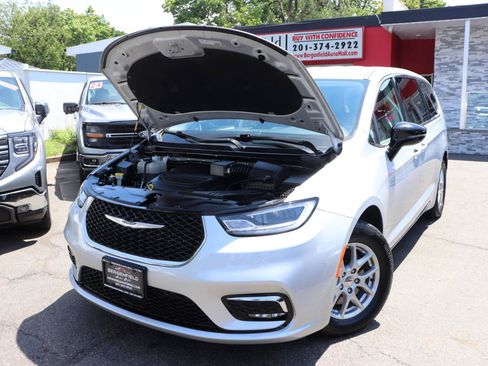 Used 2024 Chrysler Pacifica Touring-L FWD image 58