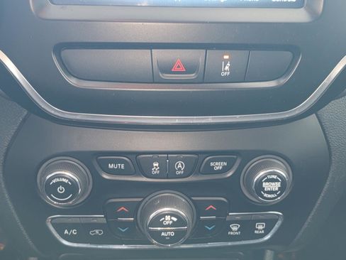 Used 2022 Jeep Cherokee Latitude Lux w/ Mopar Interior Package AWD/4WD image 22