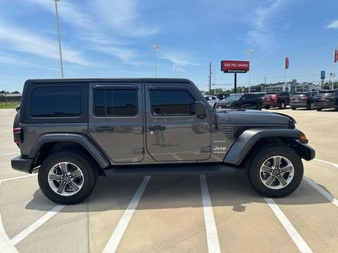 Used 2021 Jeep Wrangler Unlimited Sahara AWD/4WD image 18