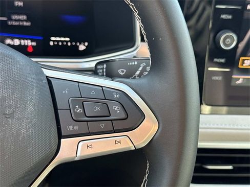 Certified 2025 Volkswagen Taos SE w/ Panoramic Sunroof Package image 18