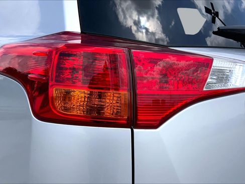 Used 2015 Toyota RAV4 LE FWD image 28