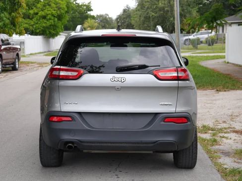 Used 2017 Jeep Cherokee Latitude AWD/4WD image 5