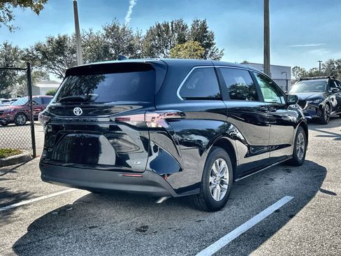 Used 2025 Toyota Sienna LE image 6