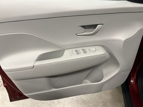Used 2025 Hyundai Kona SEL FWD image 4