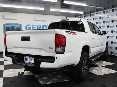 Used 2016 Toyota Tacoma TRD Sport image 4