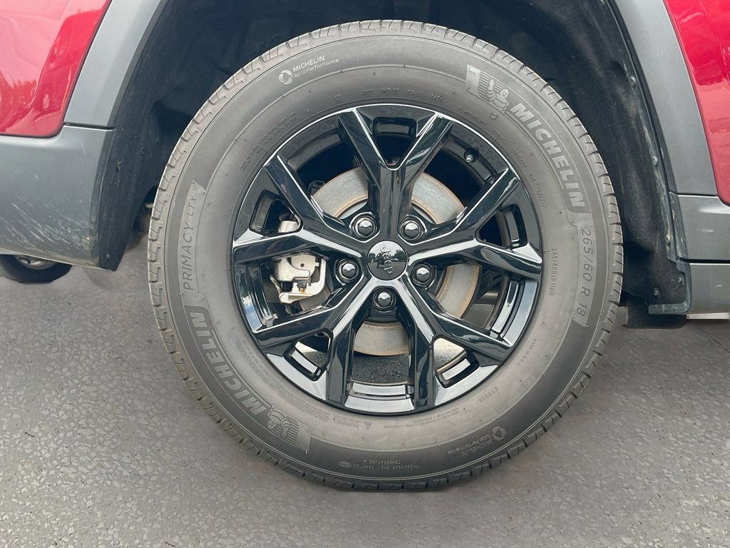 Used 2025 Jeep Grand Cherokee Altitude RWD image 28