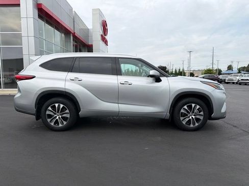 Used 2021 Toyota Highlander XLE AWD/4WD image 8