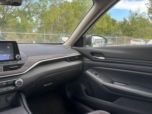 Used 2025 Nissan Altima 2.5 SV FWD image 35