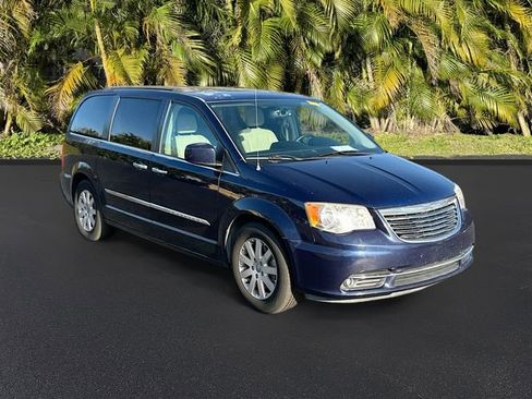 Used 2016 Chrysler Town & Country Touring w/ Driver Convenience Group image 4