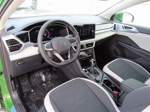 New 2026 Volkswagen Taos SE image 20