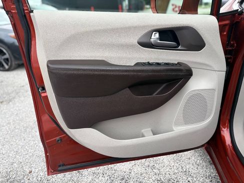 Used 2018 Chrysler Pacifica Touring-L FWD image 16