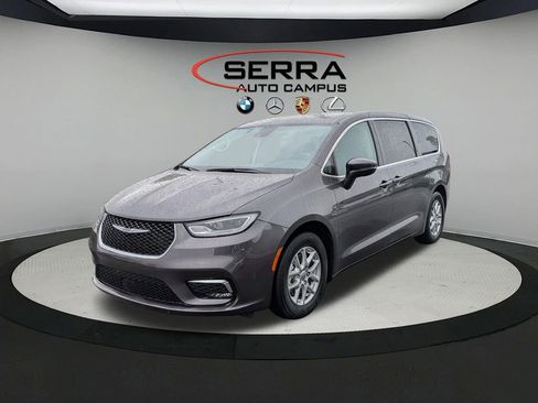 Used 2023 Chrysler Pacifica Touring-L FWD image 1