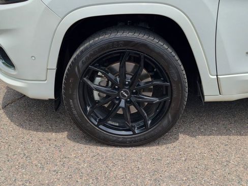 Used 2019 Jeep Cherokee Overland w/ Technology Group AWD/4WD image 9