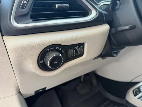 Used 2018 Chrysler Pacifica Touring-L w/ Premium Audio Group FWD image 11
