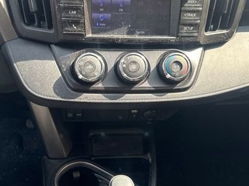 Used 2018 Toyota RAV4 LE FWD image 9