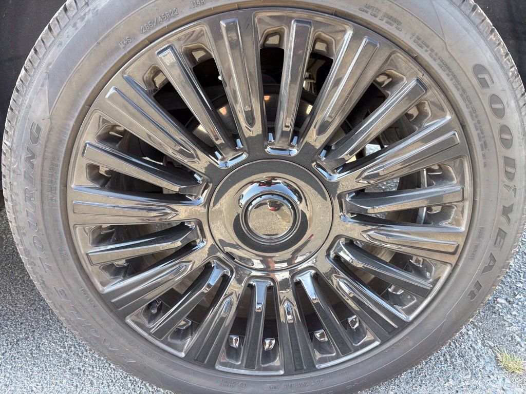 Used 2017 Cadillac Escalade ESV Premium Luxury AWD/4WD image 12