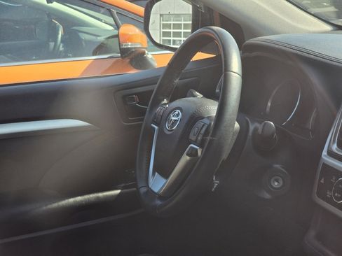 Certified 2019 Toyota Highlander Plus AWD/4WD image 17