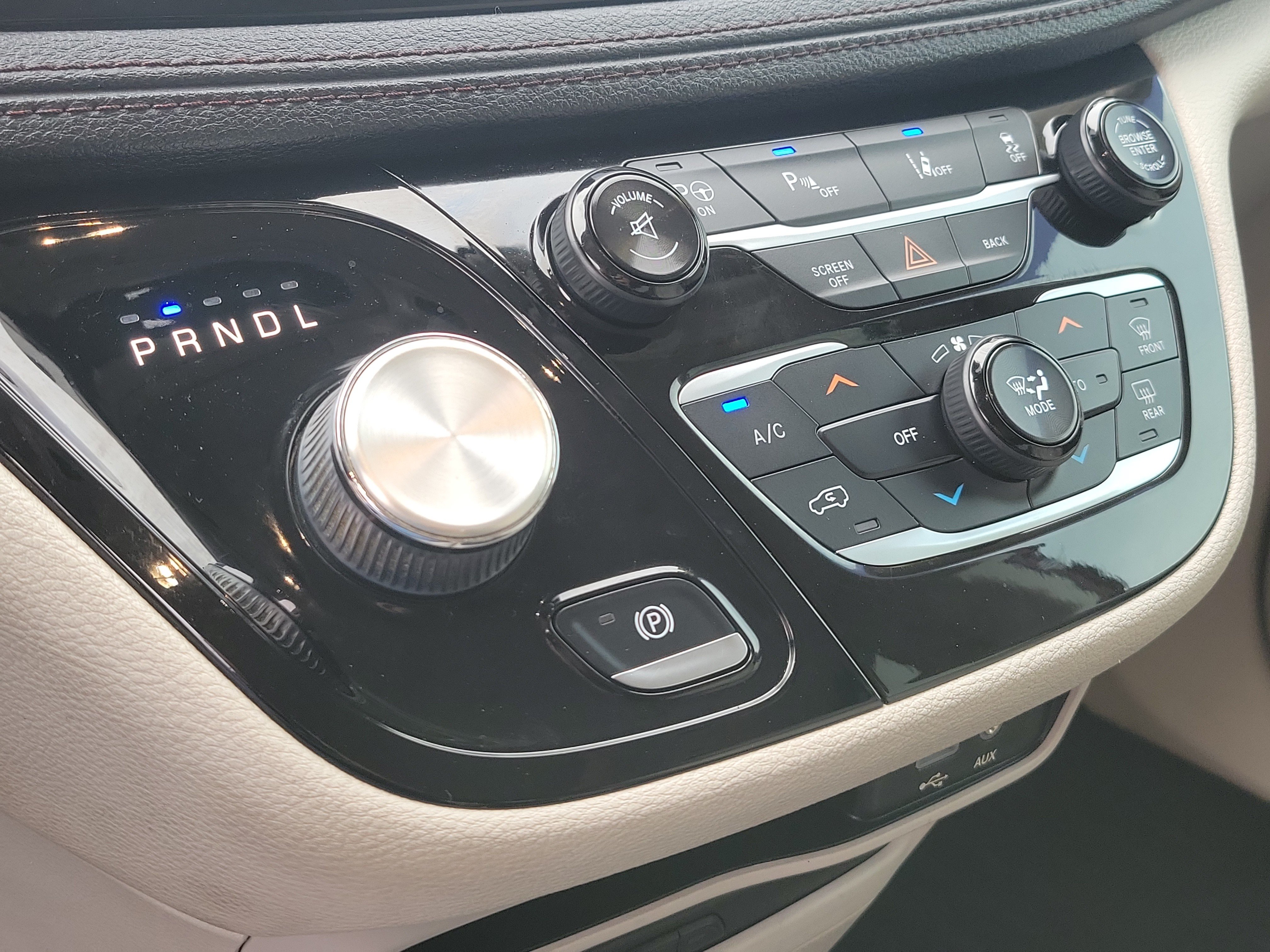 Used 2017 Chrysler Pacifica Limited w/ UConnect Theater Package FWD image 30