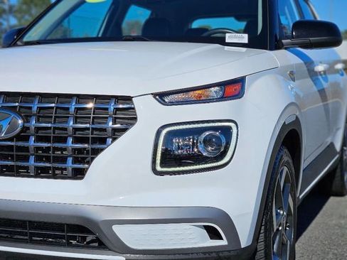 Used 2023 Hyundai Venue Limited image 9